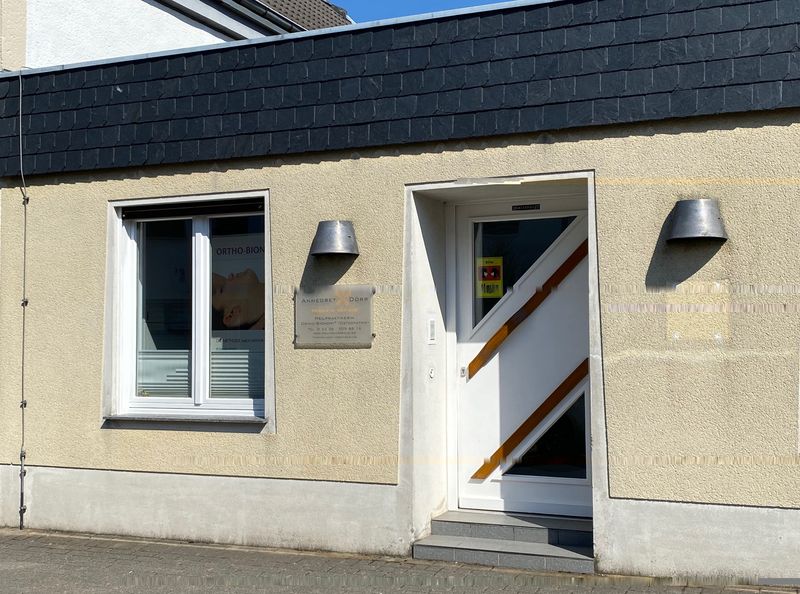 Eingang der Praxis in der Bergstraße 66 mit Schild neben der Tür
