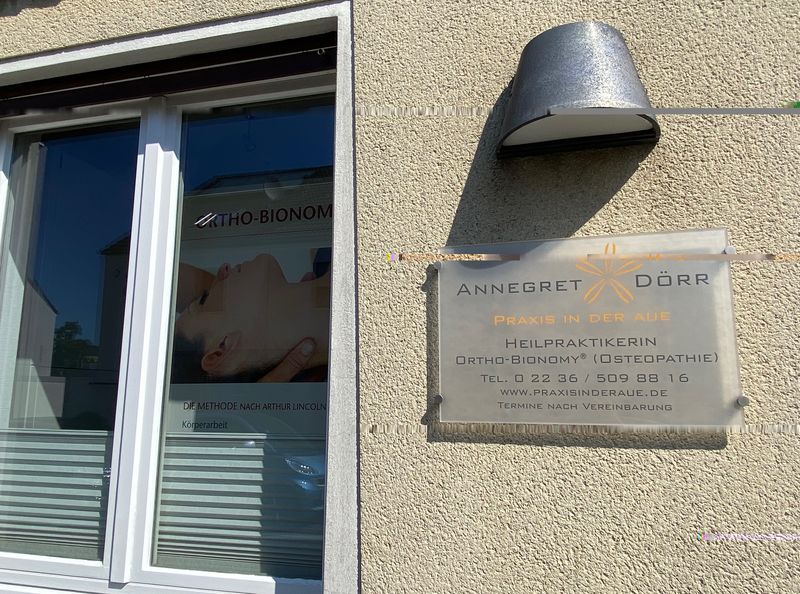 Praxisschild mit dem Sanddollar-Logo: Annegret Dörr, Praxis in der Aue, Heilpraktikerin
